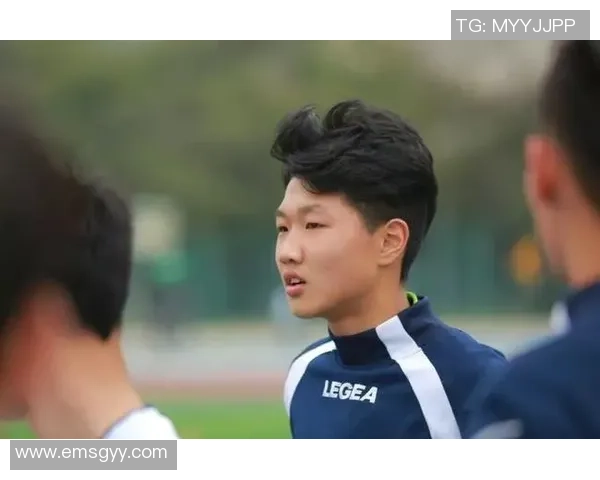 足球明星的学习成绩揭秘：他们如何平衡学业与职业生涯的挑战与成功